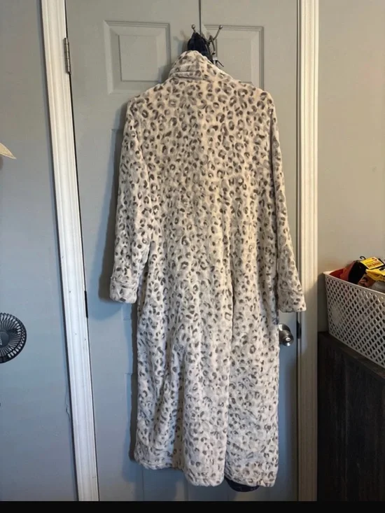 Robe - Picture 2 of 7